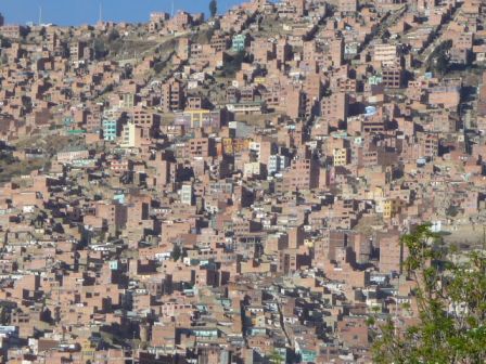 La Paz les vivants entasses en hauteur.JPG